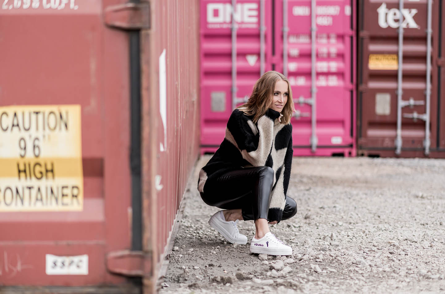 Nele Schenker beim Fotoshooting vor Container